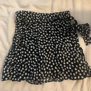 Zara black mini skort with Daisy pattern, Size small.
